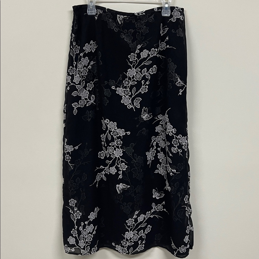 #82 Liz Claiborne Black and White Floral Skirt